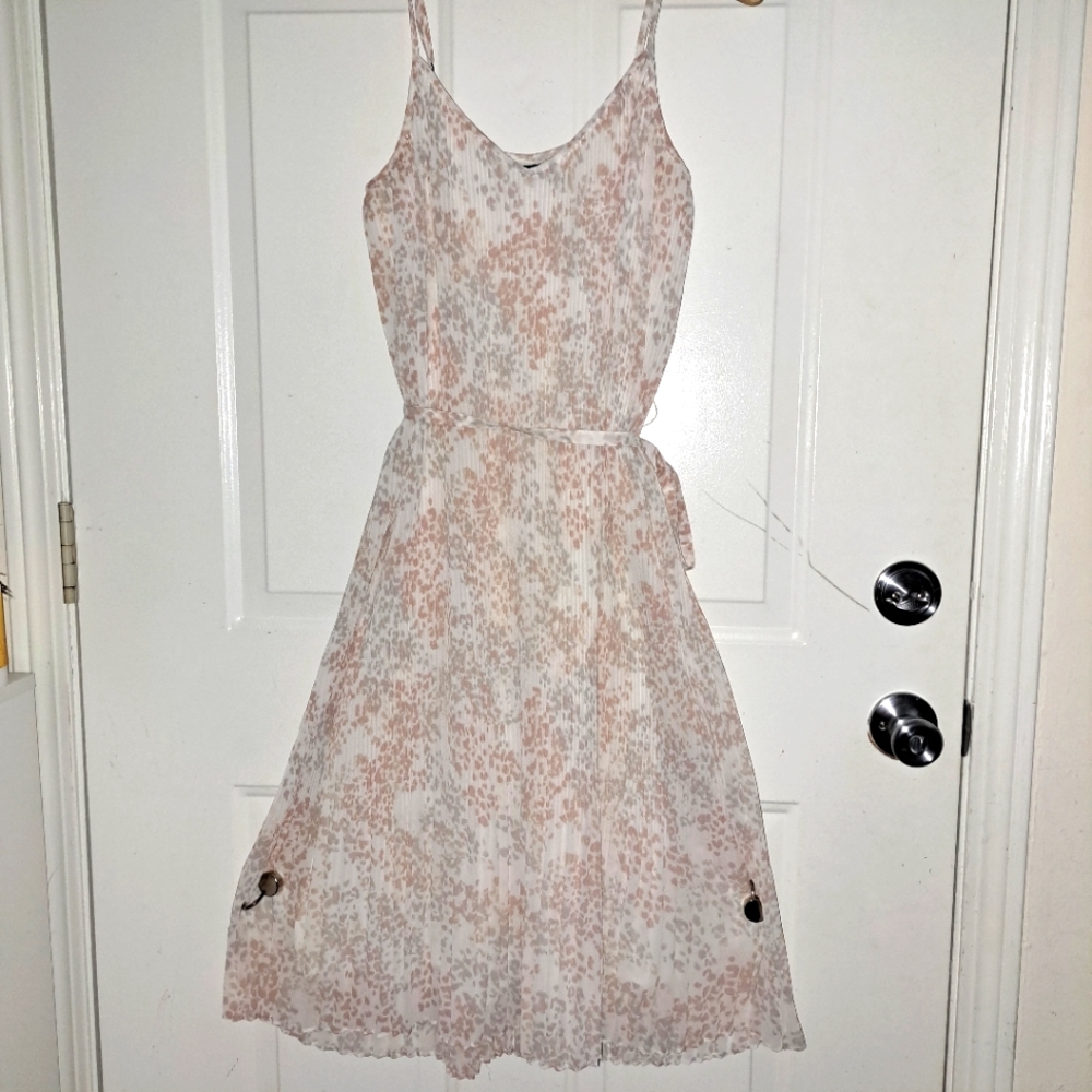 Abercrombie Medium Tall White Floral Pleated Dress